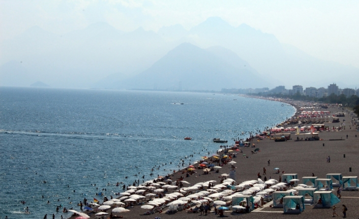 Antalya’da sahillerde bayram yoğunluğu