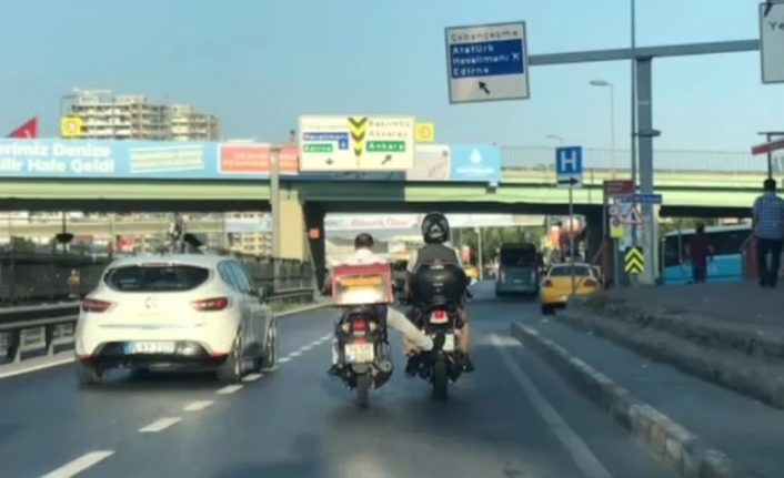 Benzini biten motosikleti ayağıyla itti