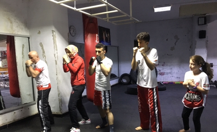 Bir evde 5 kick boksçu