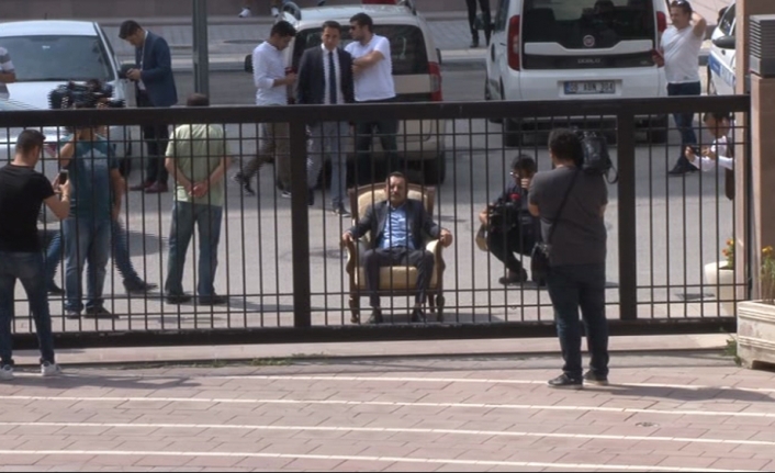 CHP Genel Merkezi önünde koltuklu eylem