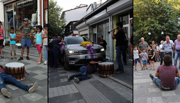 Davul çalarken kendinden geçiyor