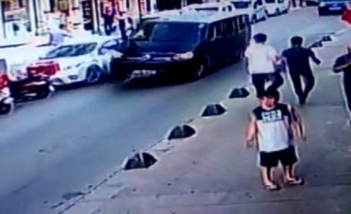 Duyarsız sürücü park halindeki araca böyle çarpıp kaçtı