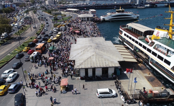 Eminönü İskelesi’ndeki insan seli havadan görüntülendi