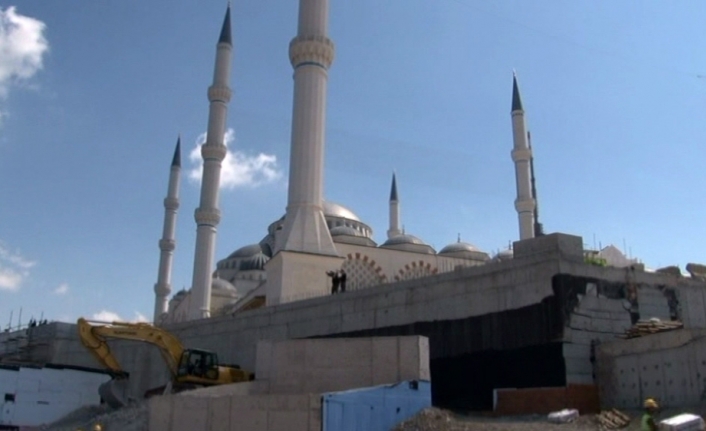 Erdoğan Çamlıca Camii’nde incelemede bulunuyor