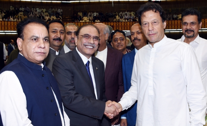 Eski kriket yıldızı İmran Khan Pakistan Başbakanı seçildi