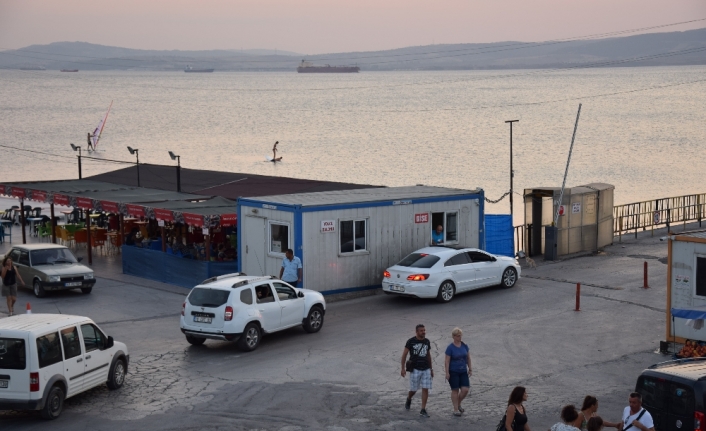 Feribot seferlerinde de yoğunluk yaşanıyor