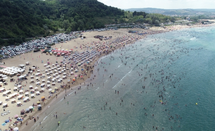 Fırtına uyarılarına rağmen plajlar doldu taştı