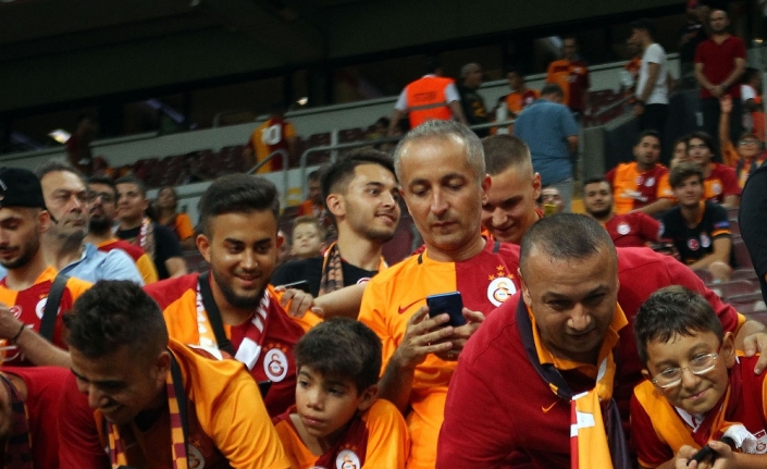 Galatasaray 99 gün sonra taraftarıyla buluştu