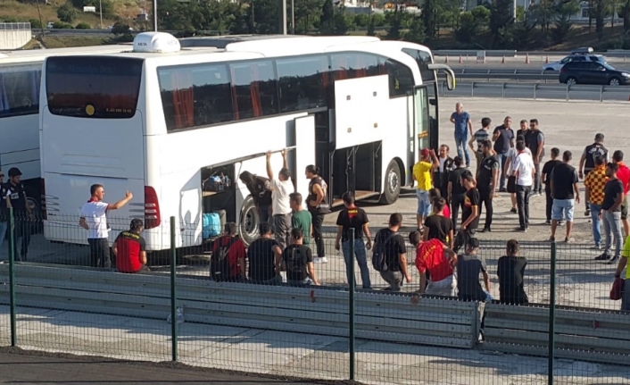 Göztepe taraftarları polis eşliğinde stada gönderildi