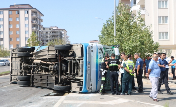 Halk otobüsü ile ticari taksi çarpıştı: 18 yaralı