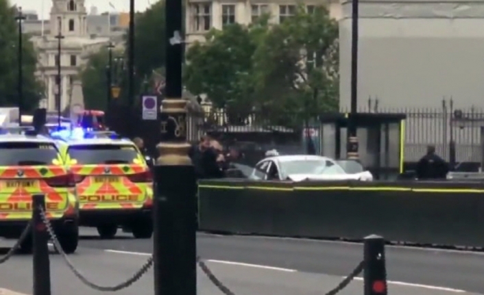 İngiltere’de bir araç parlamento binası bariyerlerine çarptı