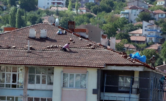 İşçilerin çatıdaki tehlikeli çalışması kamerada