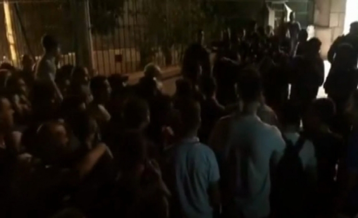 İsrail polisi Mescid-i Aksa önündeki Filistinlilere müdahale etti
