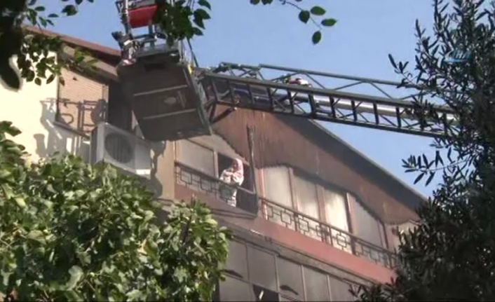İstanbul’da yangın: Mahsur kalanları itfaiye kurtarıyor