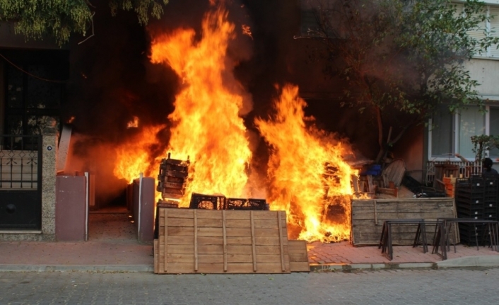 izmir’de depo yangını: 7 kişi dumandan etkilendi