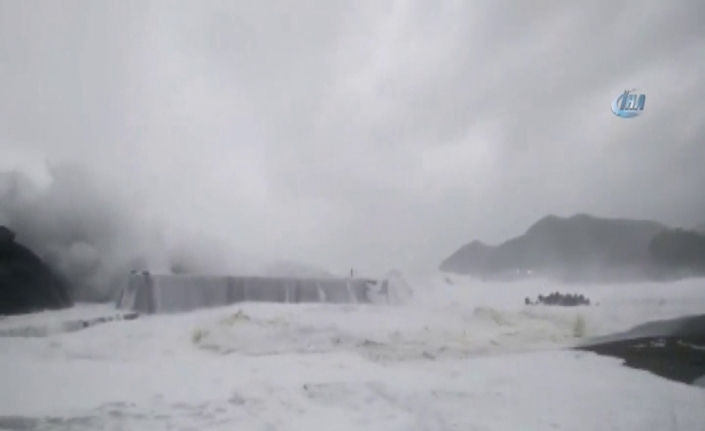 Japonya’da korkutan tayfun, 300 uçuş iptal edildi