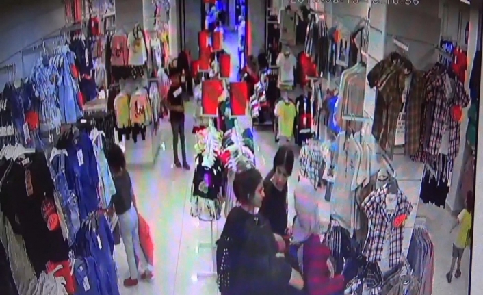 Kadın hırsızlar, alışveriş yapmaya gelen genç kadını soydu
