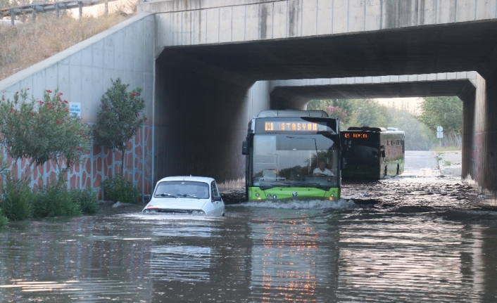 Kanal taştı, alt geçit sular altında kaldı