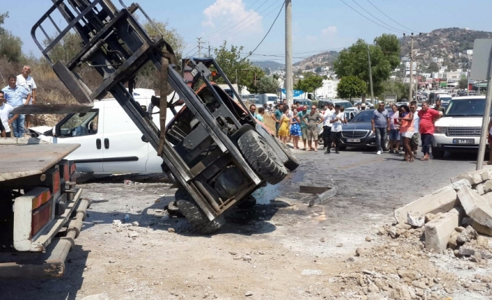 Karşı şeride geçen forklift hafif ticari araçla çarpıştı: 3 yaralı