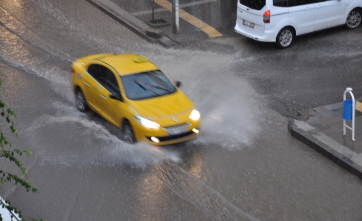 Kars’ta caddeler sular altında kaldı