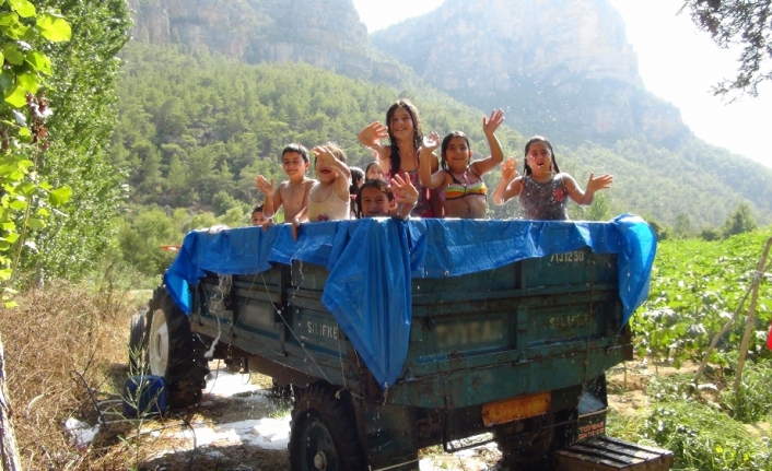 Köy çocuklarının ’traktör havuzu’