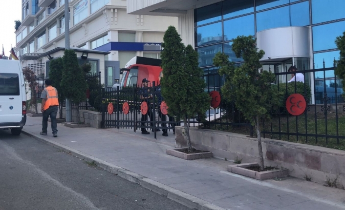 MHP Genel Merkezi’nde görevli polis kazara kendini vurdu