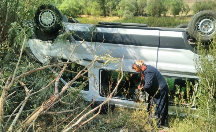 Minibüs ile kamyonet çarpıştı: 6 yaralı