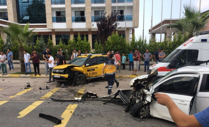 Ordu’da ticari taksi ile otomobil çarpıştı: 8 yaralı