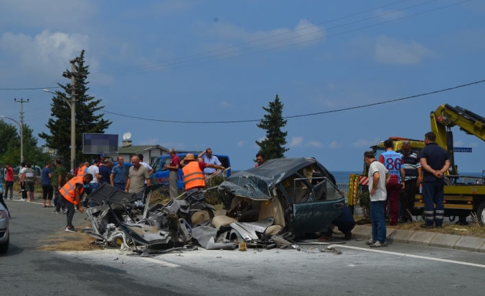 Otomobil ikiye bölündü: 1 ölü, 10 yaralı