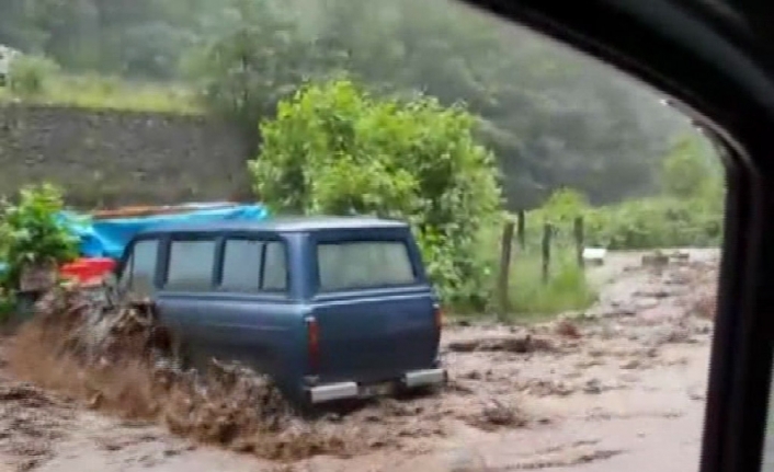 Rize’de sel suları aracı sürükledi