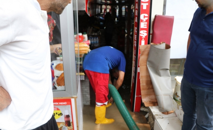 Rize’de şiddetli yağış nedeniyle dükkanları su bastı