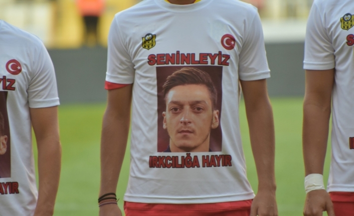 Sahaya Özil tişörtüyle çıktılar