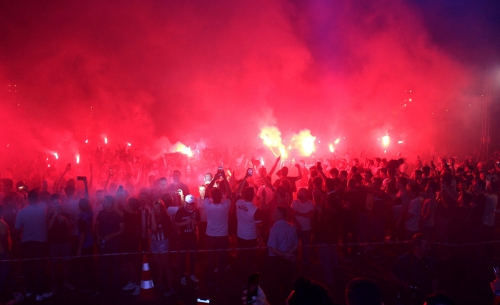 Şampiyonların gecesi İzmir’i aydınlattı