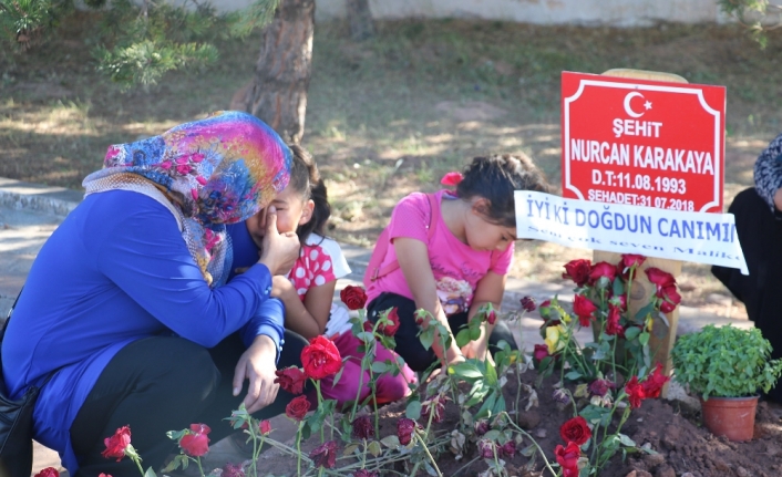 Şehit annenin mezarına doğum günü ziyareti