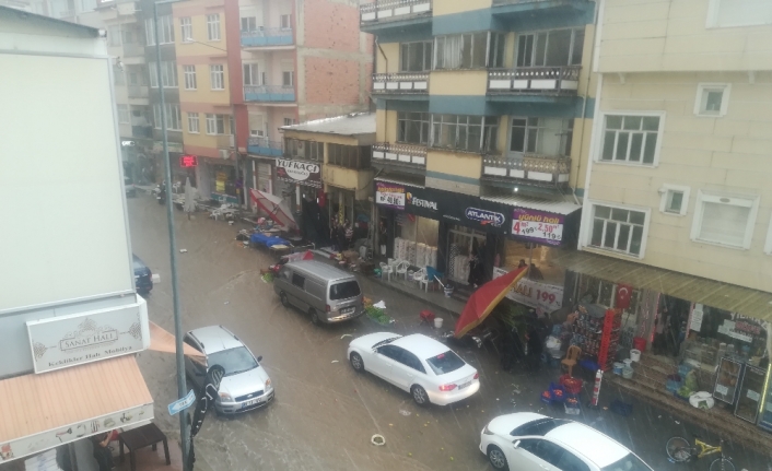 Sel suları pazar yerini vurdu