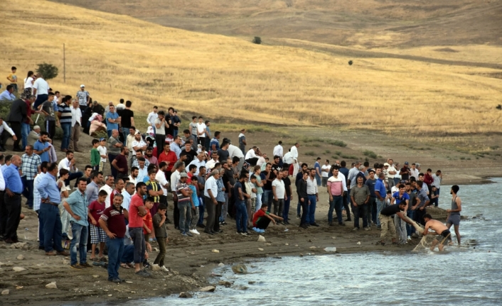 Serinlemek için girdiği gölette can verdi