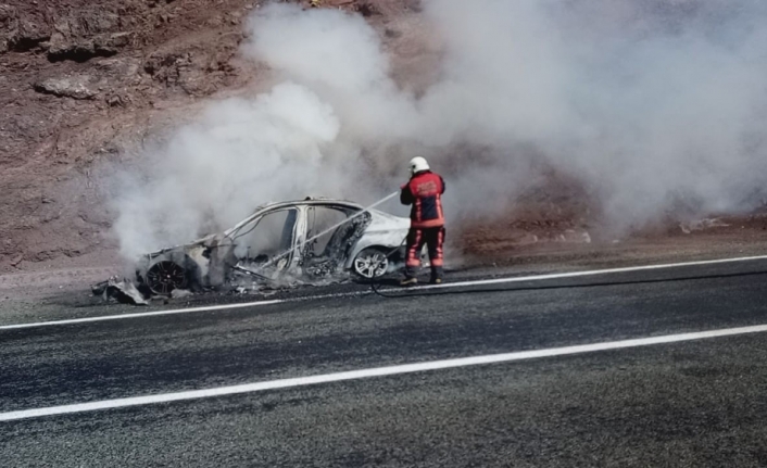 Seyir halindeki araç yanarak küle döndü