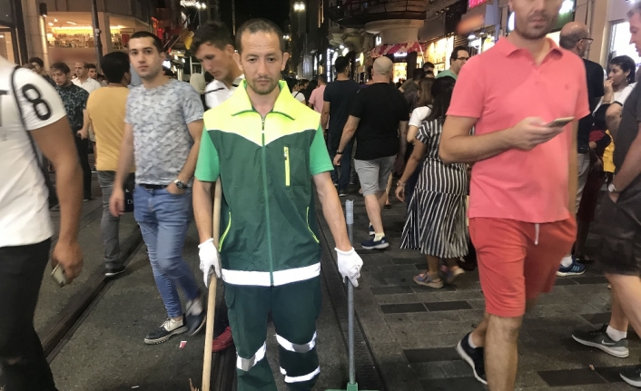 Taksim’de temizlik işçisinden insanlık dersi