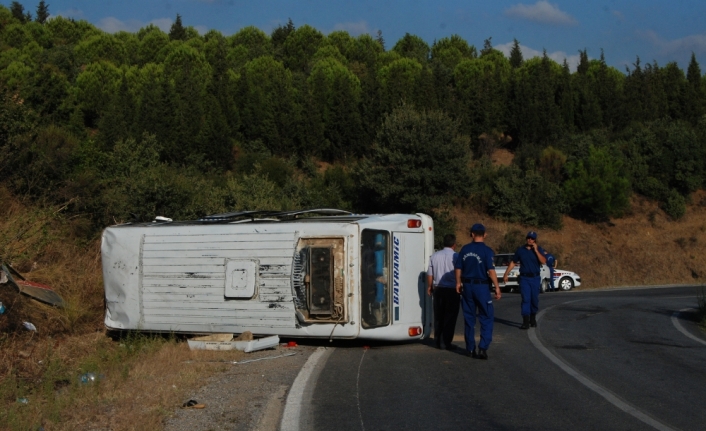 Tarım işçilerini taşıyan minibüs devrildi: 12 yaralı