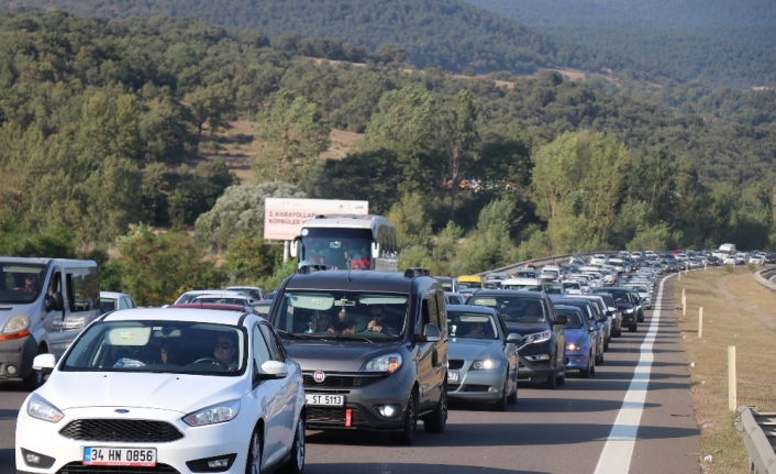 Tatil dönüşü trafik yoğunluğu başladı