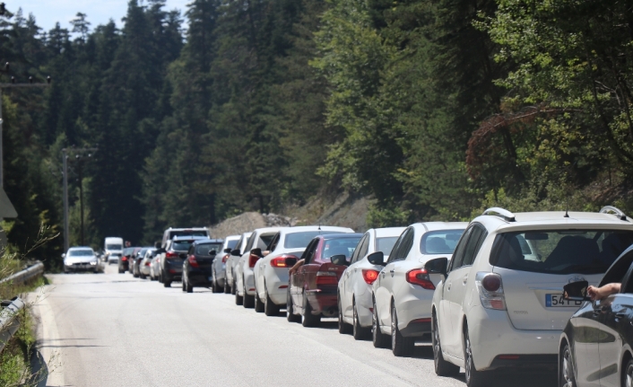 Tatilciler 5 kilometrelik araç kuyruğu oluşturdu