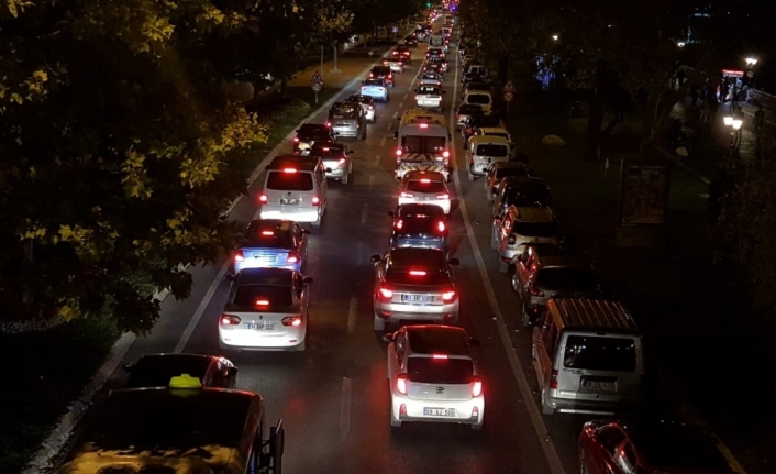 Tatilden dönüşler başladı, İstanbul yolu kitlendi