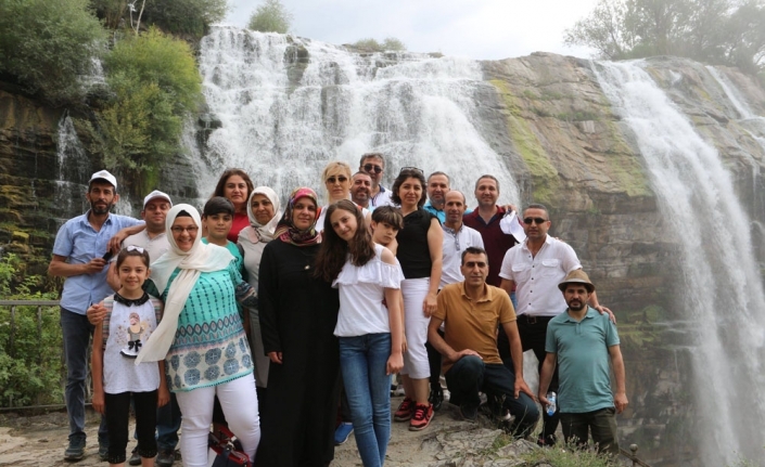 Tortum Şelalesi turistlerle doldu taştı