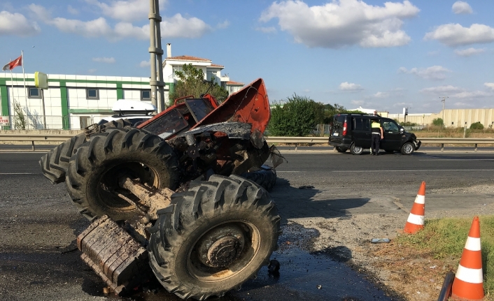 Traktörün ikiye bölündüğü kaza kamerada