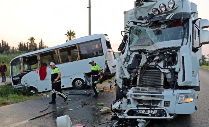 Turistleri taşıyan midibüse tır çarptı: 13 yaralı