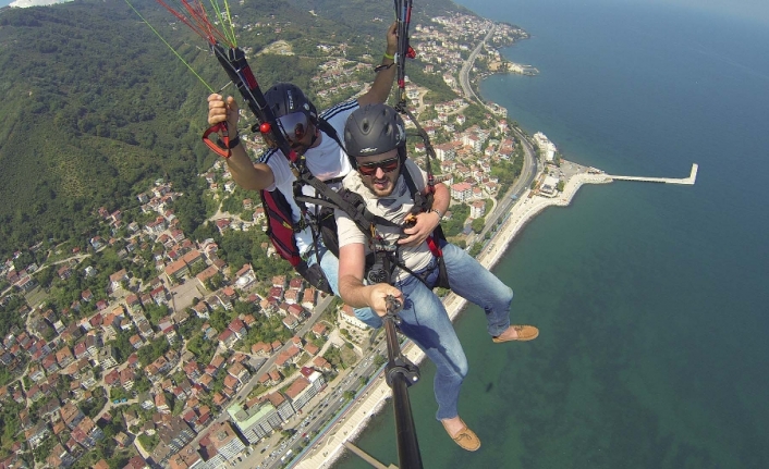 Turistlerin yamaç paraşütü keyfi