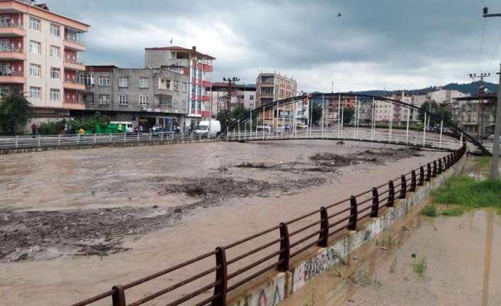 Ünye’de Tabakhane Deresi taştı