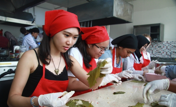 Yabancı öğrenciler dolma sardı, mantı yaptı