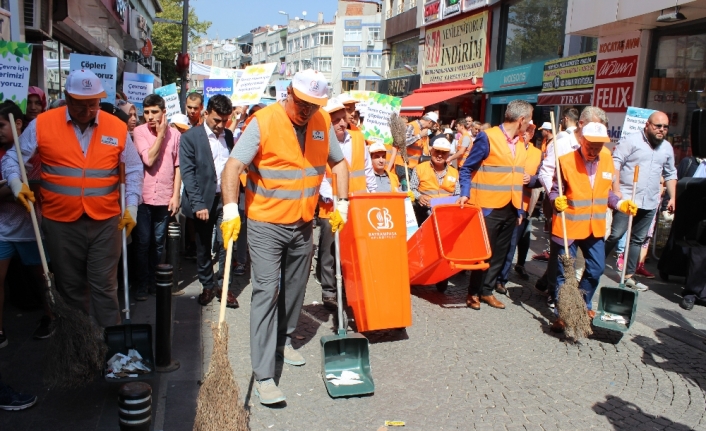 Abdürrahim Albayrak sokakları süpürdü