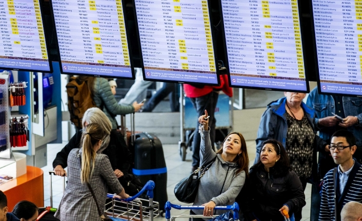 Amsterdam’da yüzlerce uçuş iptal edildi